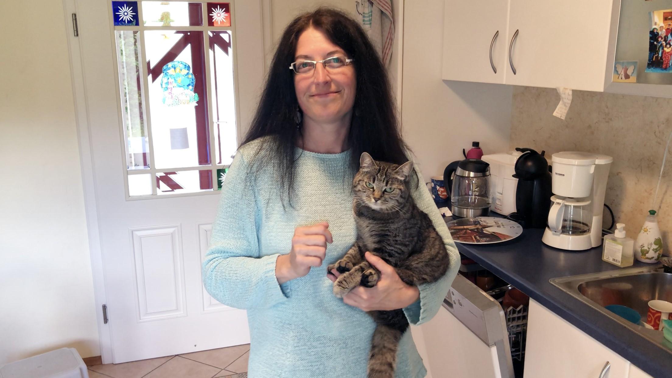 Frau mit Katze