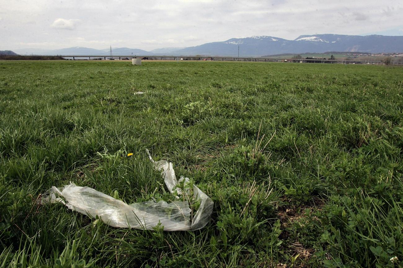 Pezzo di plastica su un prato