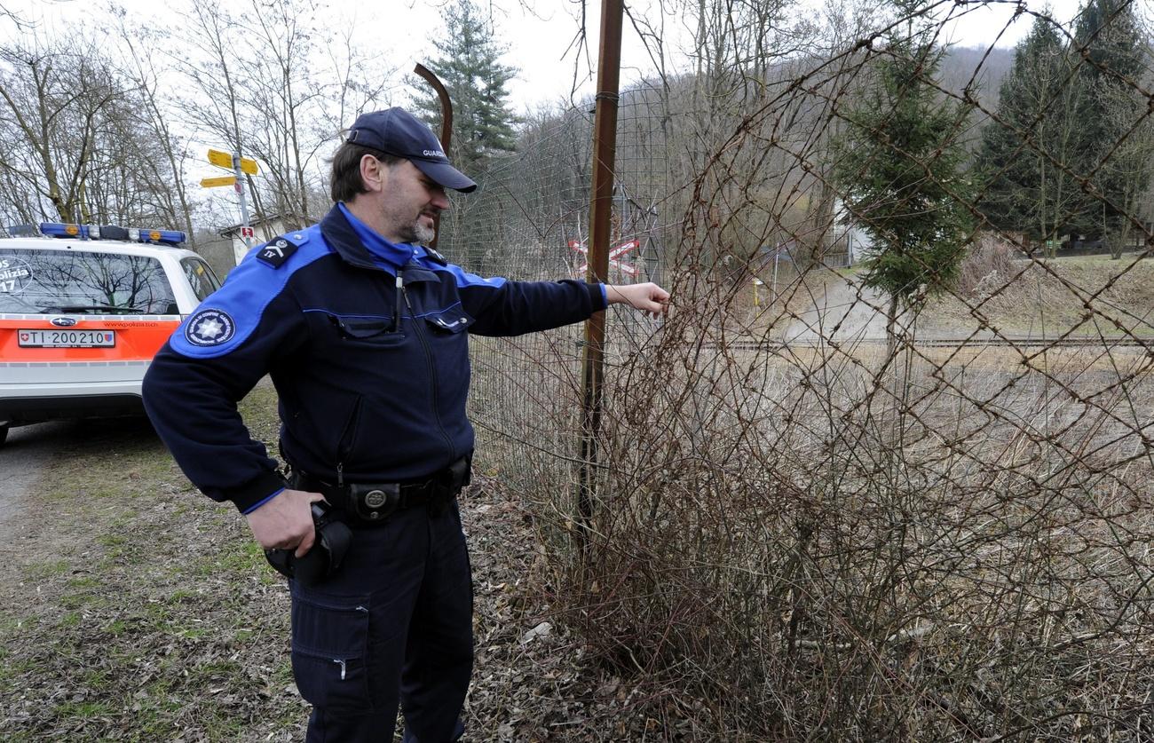 guardia di confine con automobile sullo sfondo
