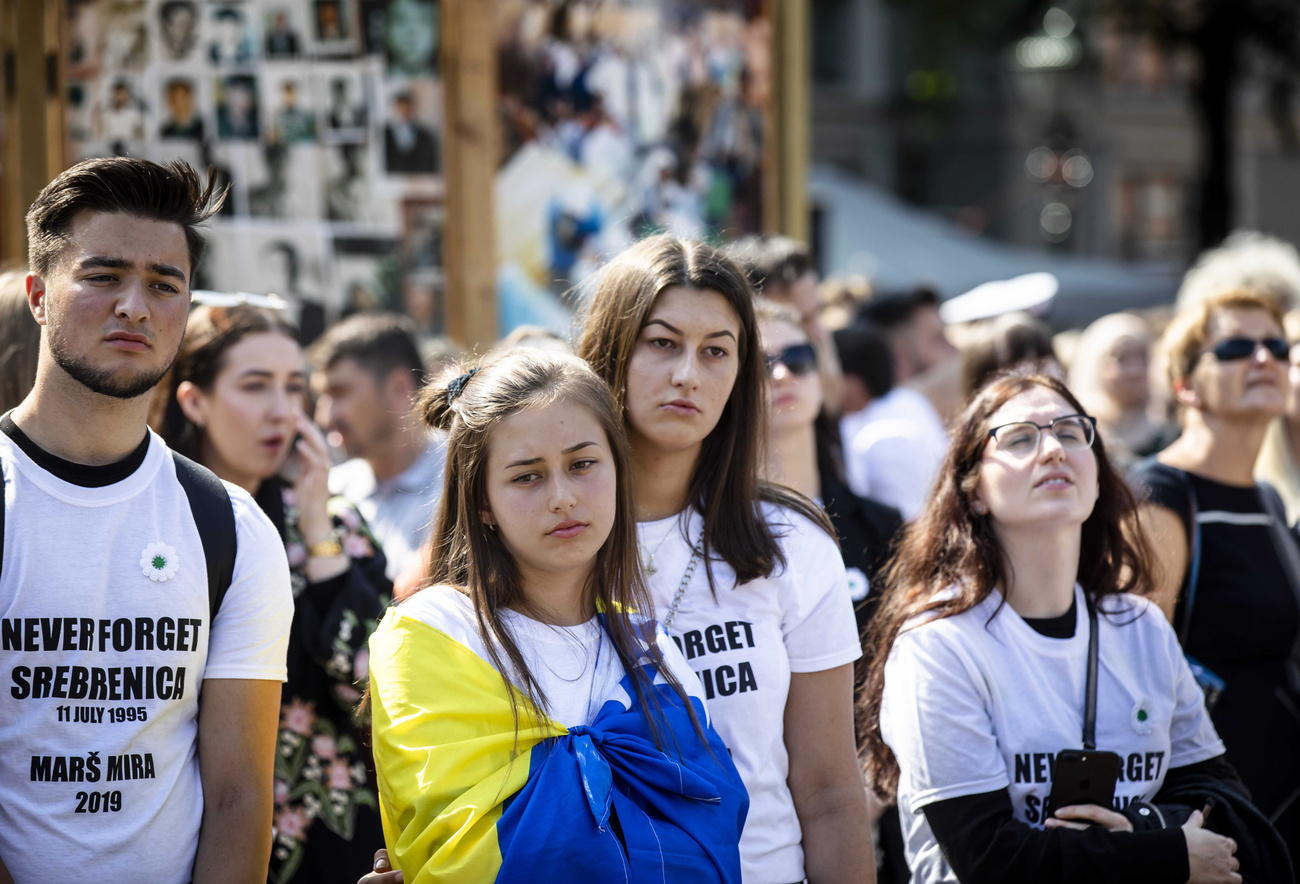 Ragazzi che hanno preso parte alla commemorazione del massacro di Srebrenica organizzato all Aja.