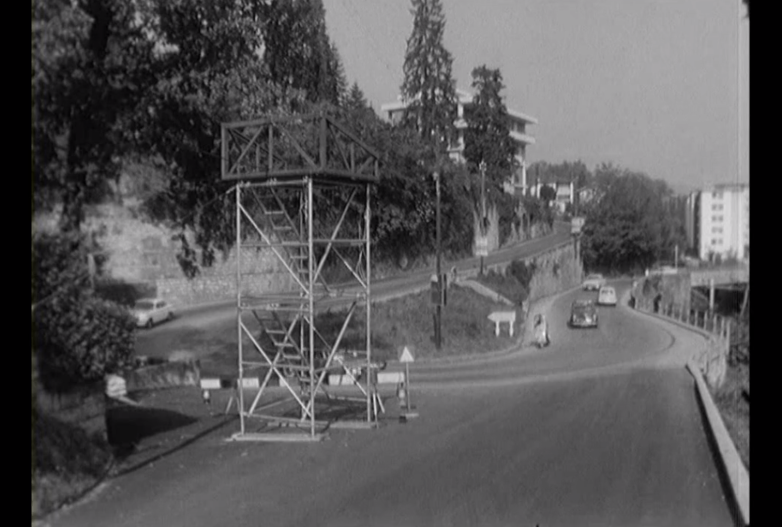 Impalcatura con piattaforma a circa 3-4 metri da terra accanto a un tornante stradale