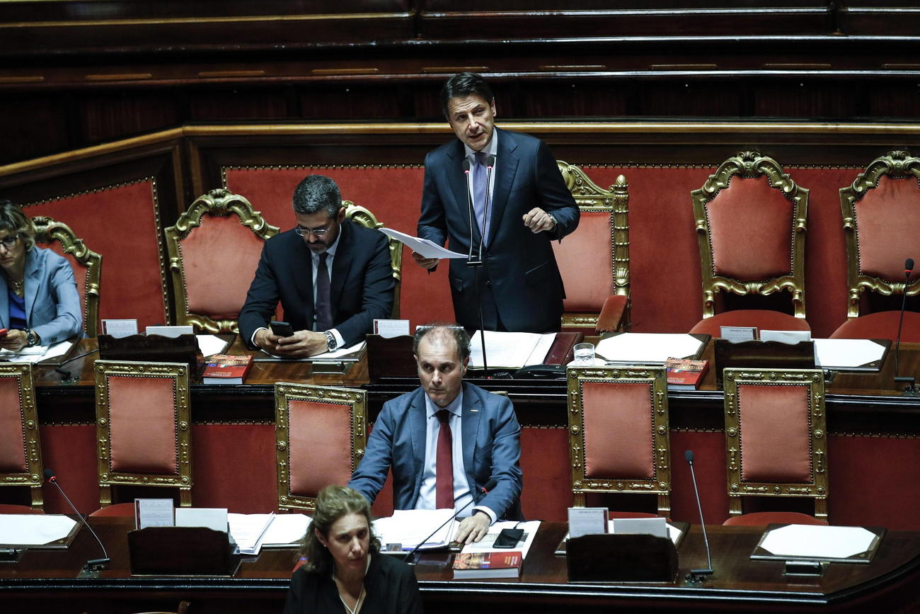 Giuseppe Conte in Senato mentre spiega la situazione legata al finanziamento presunto dei russi al partito di Salvini