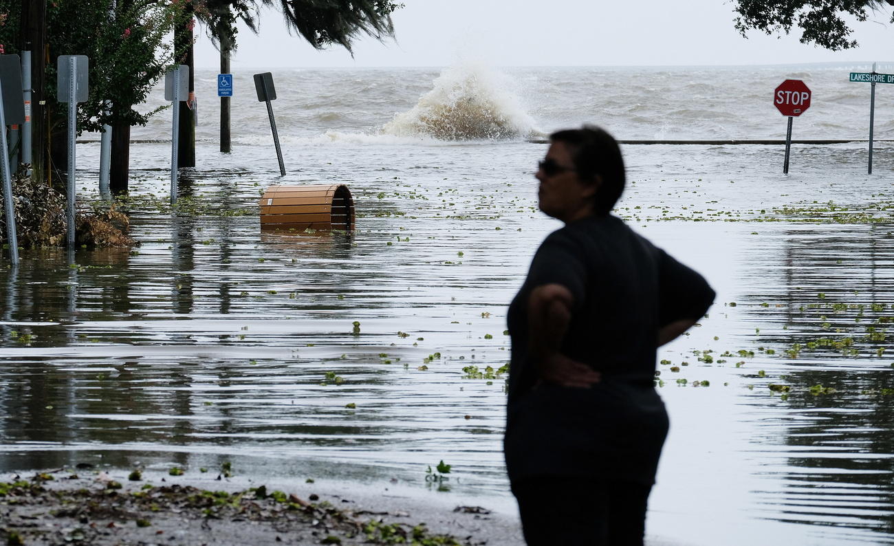 Strada allagata in un paese della Louisiana in attesa dell arrivo dell uragano Berry