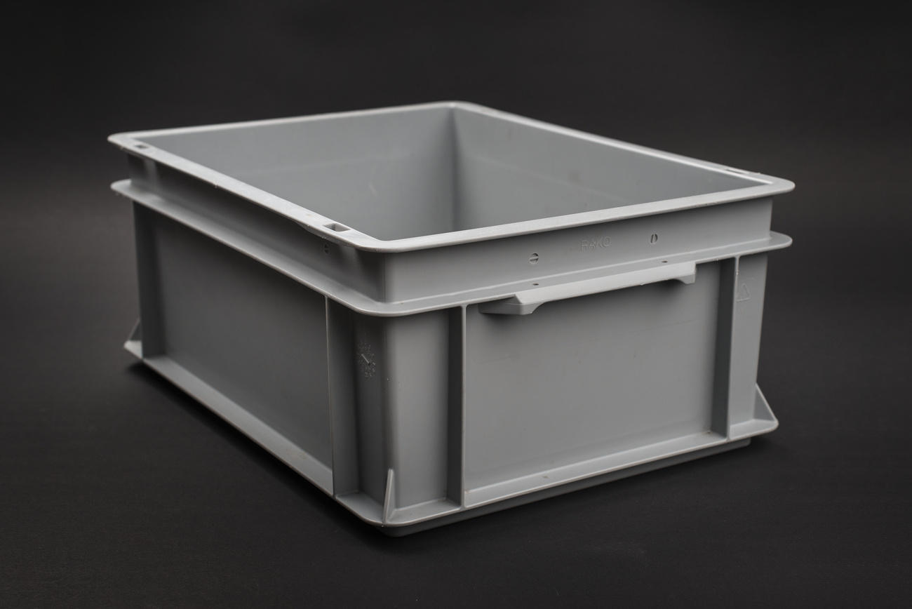 Caja de plástico gris