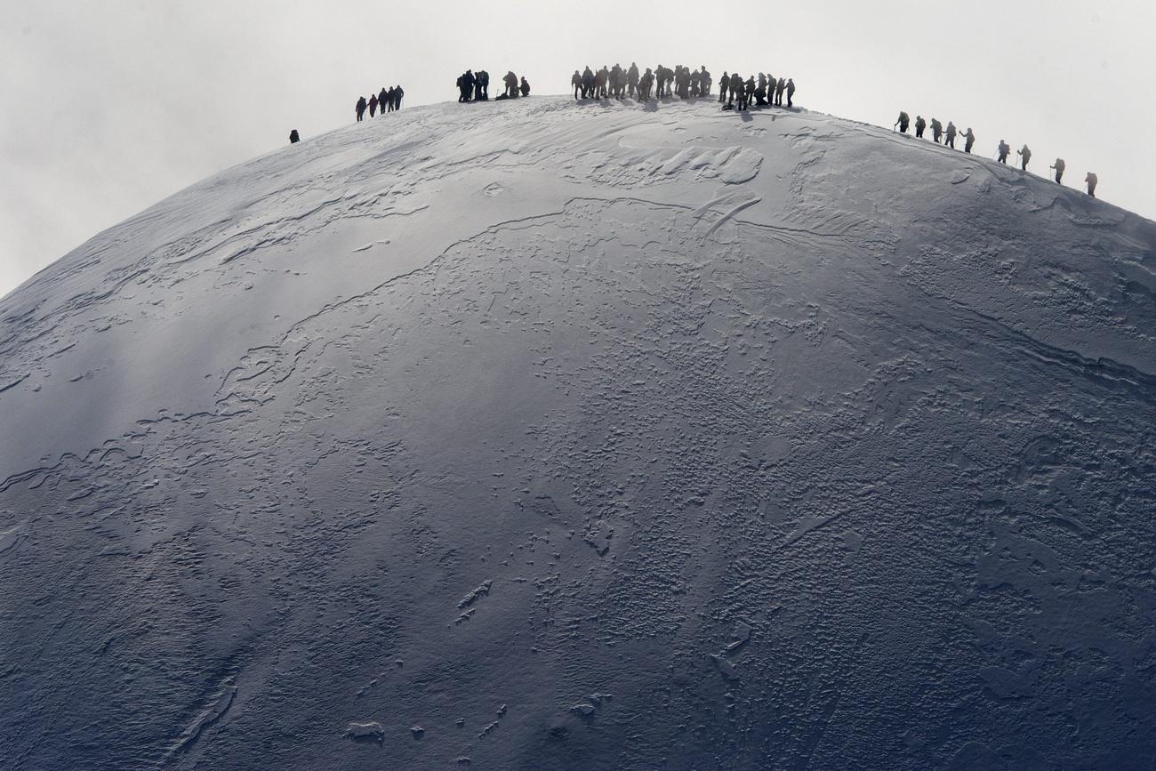 ブライトホルン山頂と登山者の人影