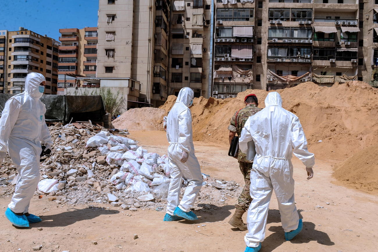 رجال بالقرب من مبنى مهدم