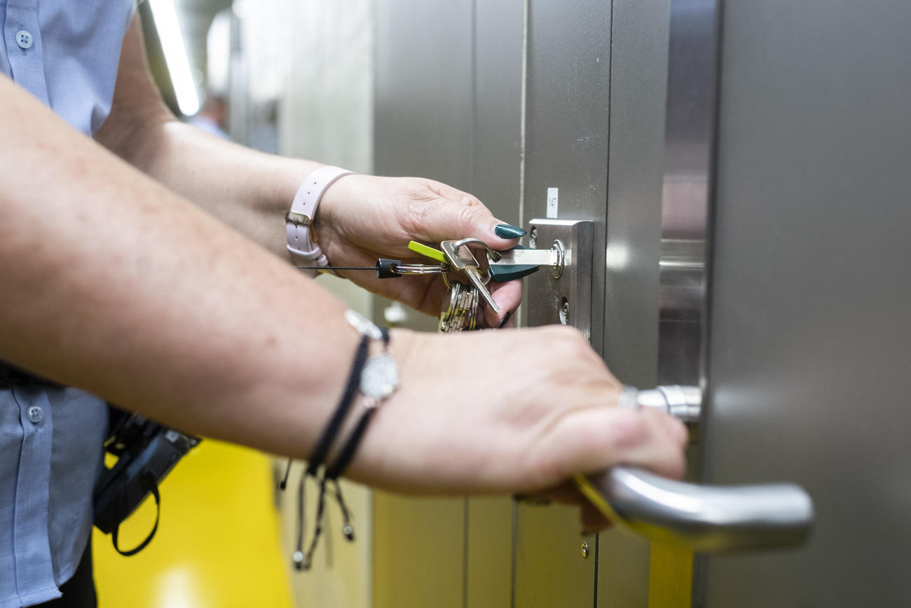 Un guardia cierra la puerta de una celda