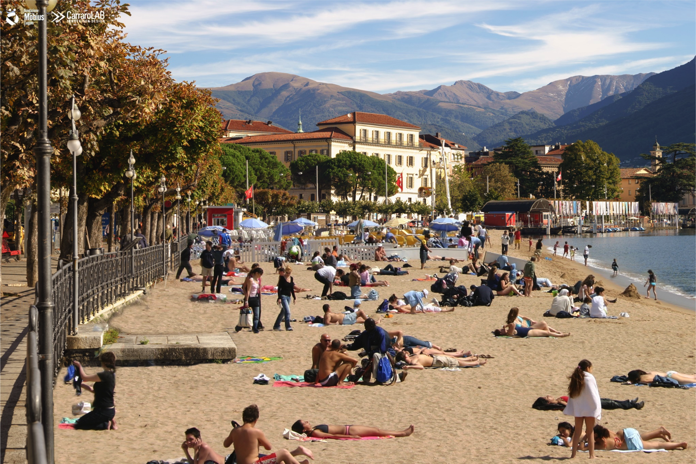 Immagine tipo elaborazione grafica che mostra una spiaggia (occupata da bagnanti) tra un viale alberato e un lago