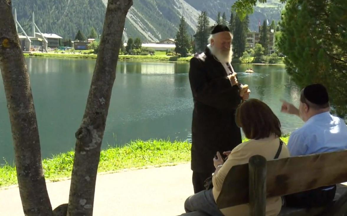 persone sulle rive di un lago