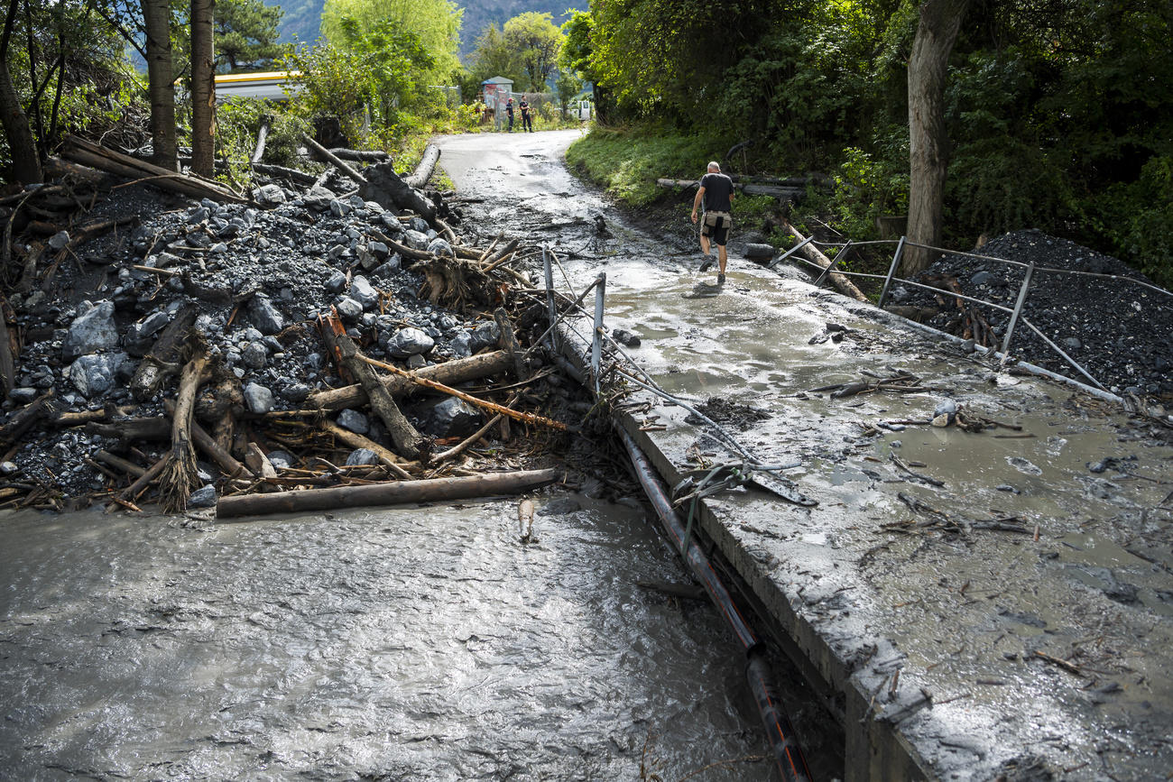 Pont emporté par des débris et de la boue