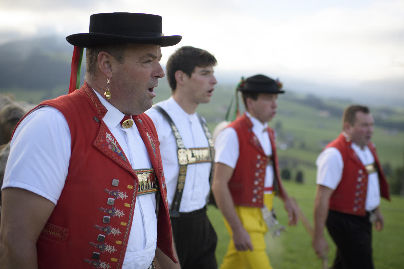 Vier singende Männer in traditioneller Kleidung.