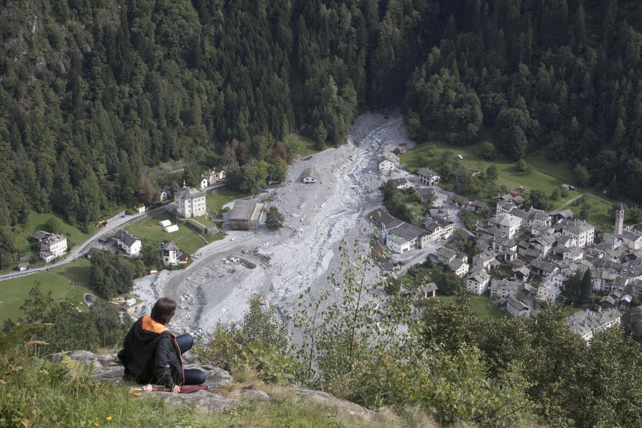 persona osserva dall alto colata detritica