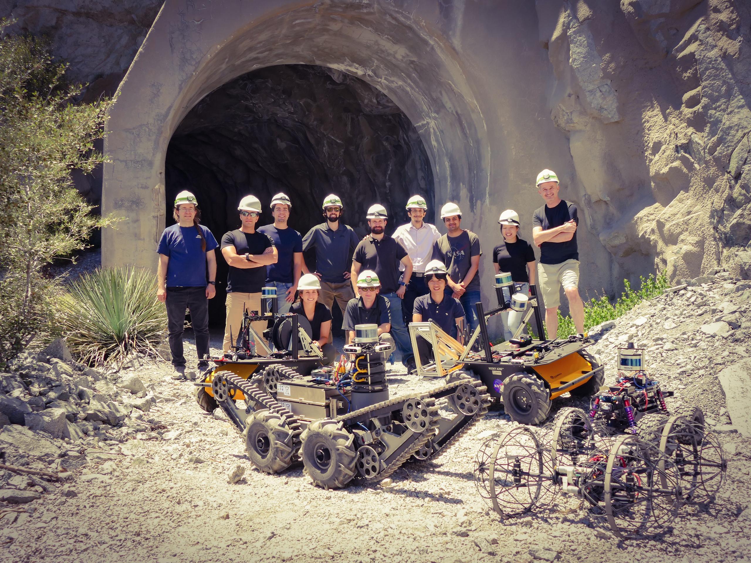 Nasa-Team mit Roboter