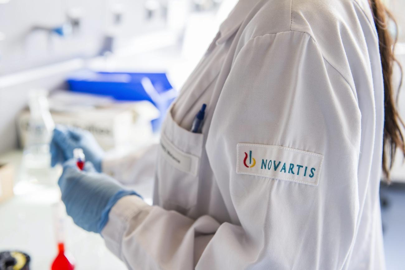 Una empleada de laboratorio de Novartis