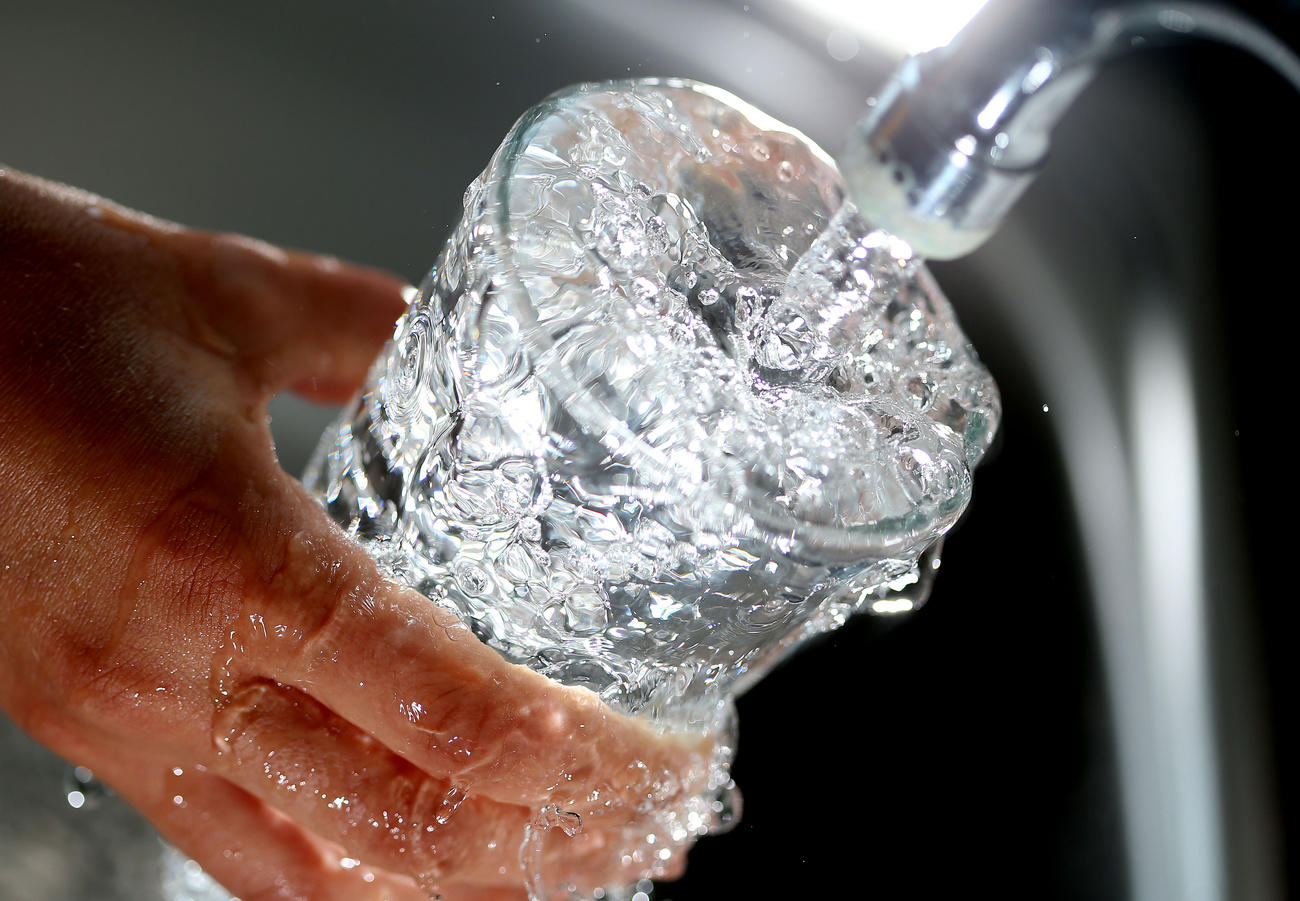 Eine Hand hält ein Glas