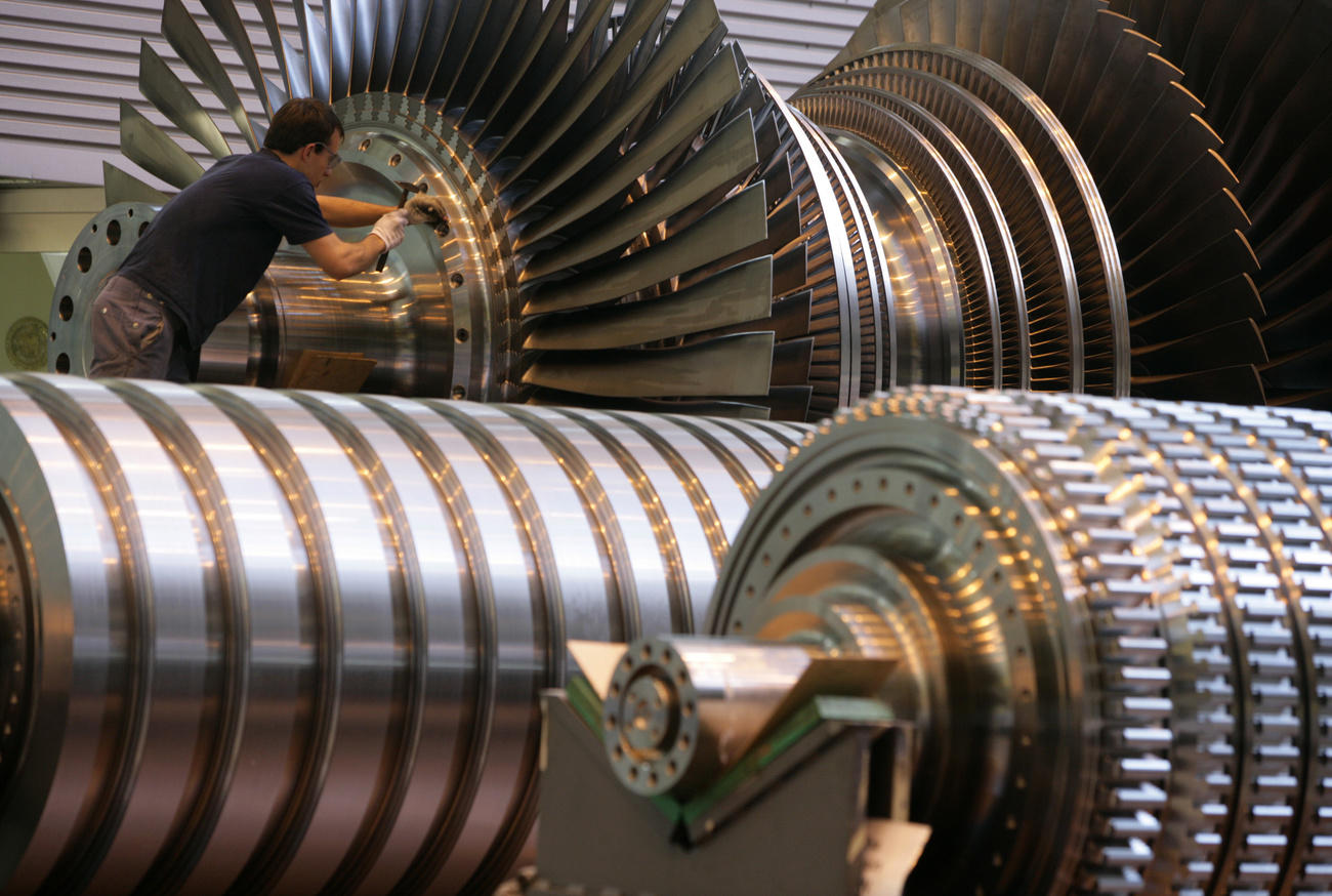 Un técnico monta una turbina