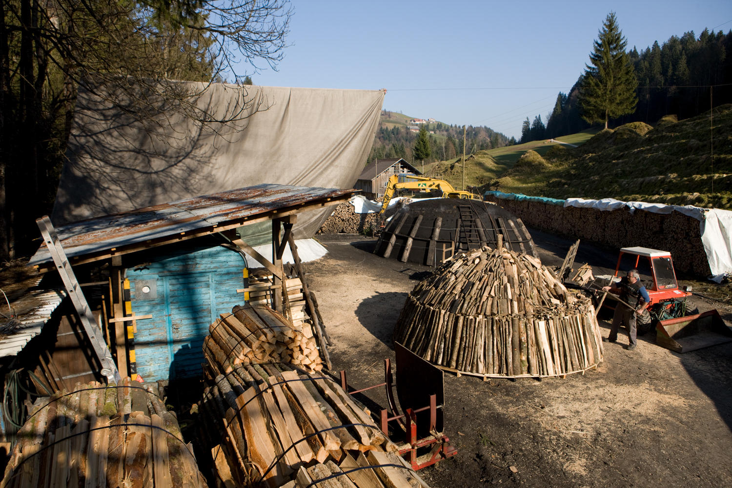 Fertig geschichteter Holzhaufen