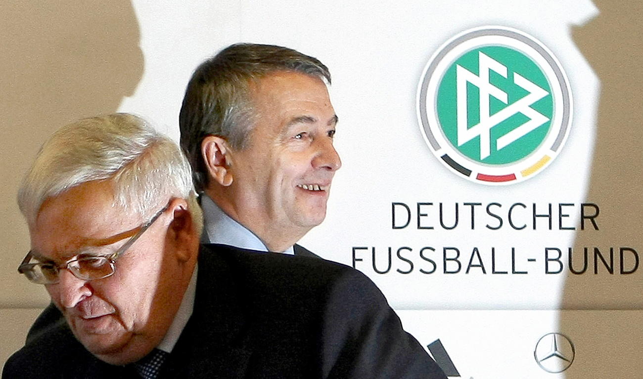 L allora presidente della Federazione tedesca Theo Zwanziger a sinistra e il segretario generale Wolfgang Niersbach