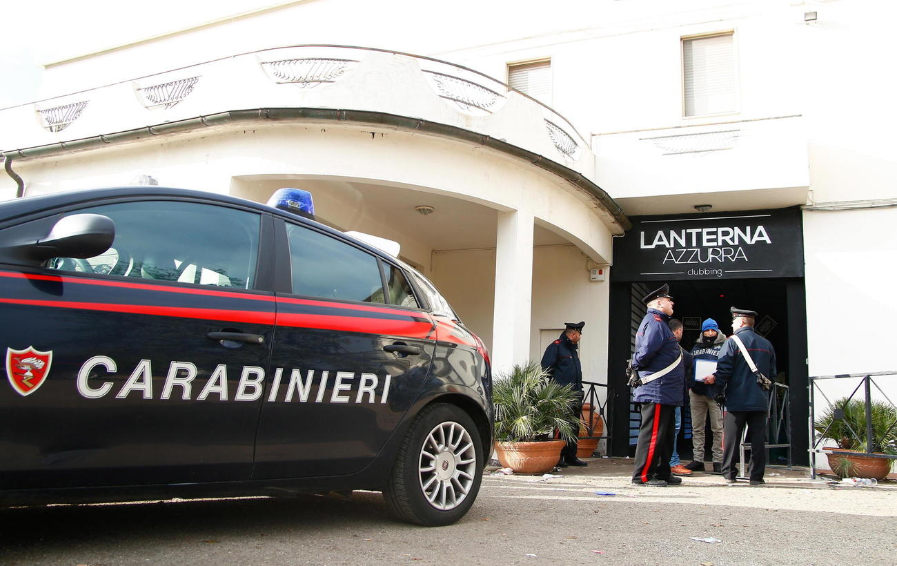 carabinieri davanti a un locale