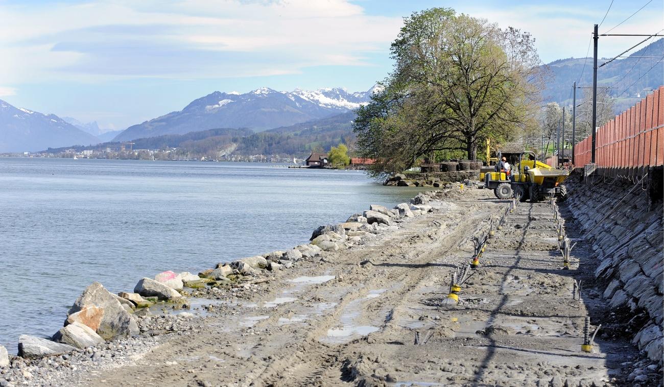 Aufschüttungen für den Bau eines Uferwegs am Zürichsee