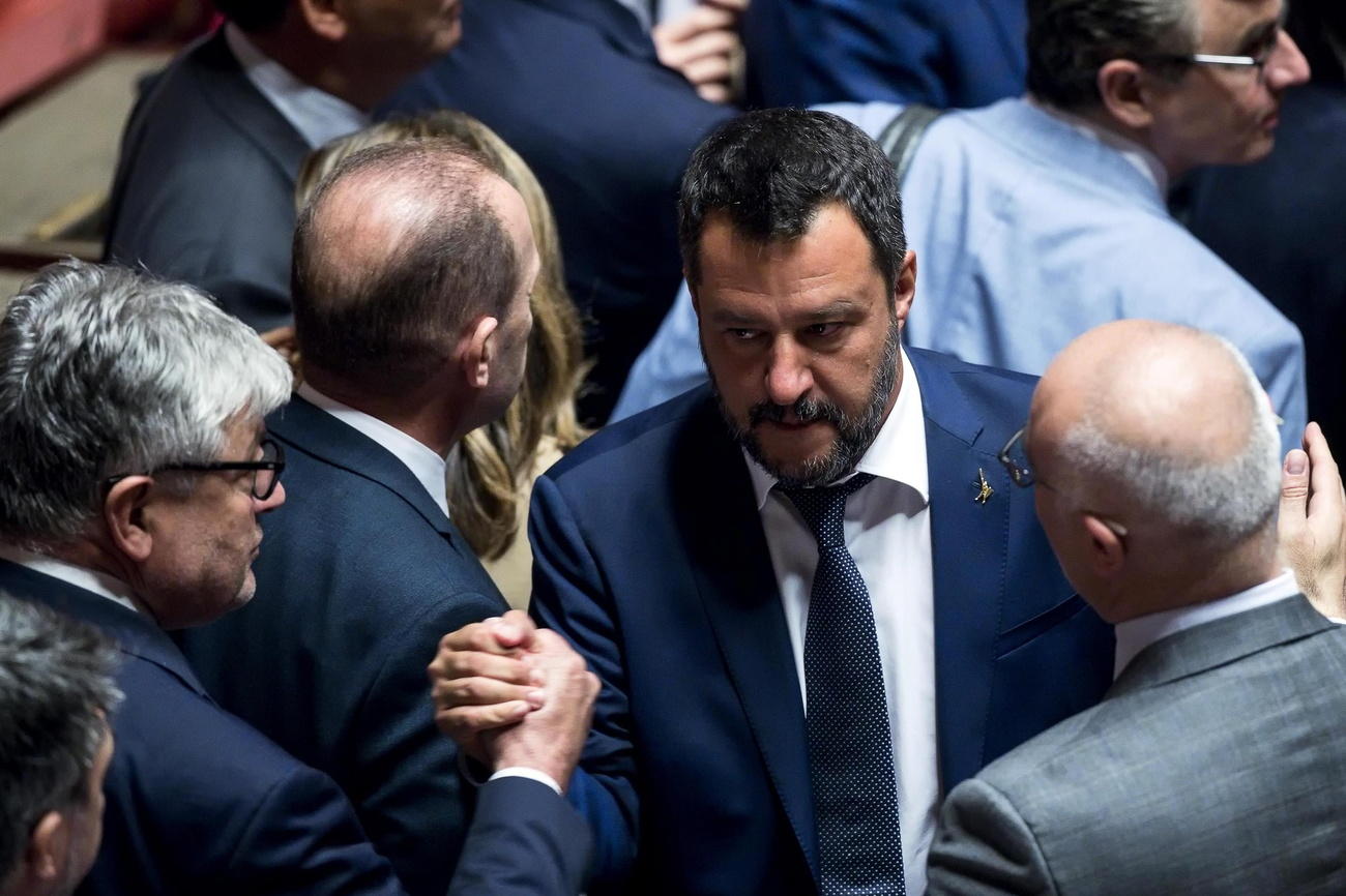 Salvini in parlamento circondato dai suoi