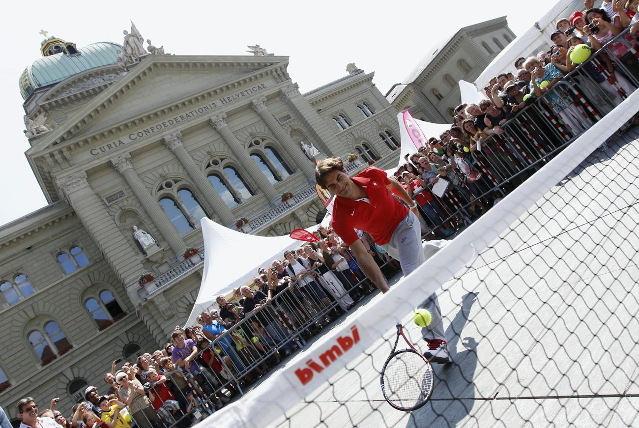 瑞士首都伯尔尼的联邦广场上经常举办各种活动，例如图中2011年有罗杰·费德勒参加的表演赛。