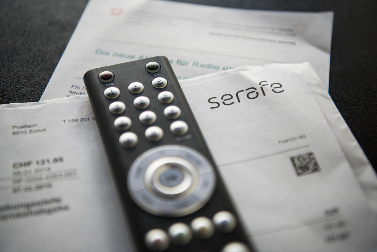 Une facture et une télécommande de télévision