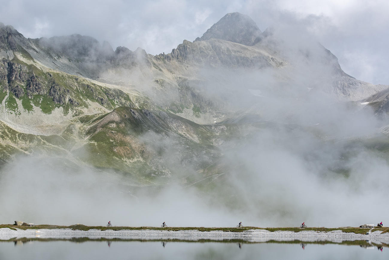 岩山を背景に走るMTB