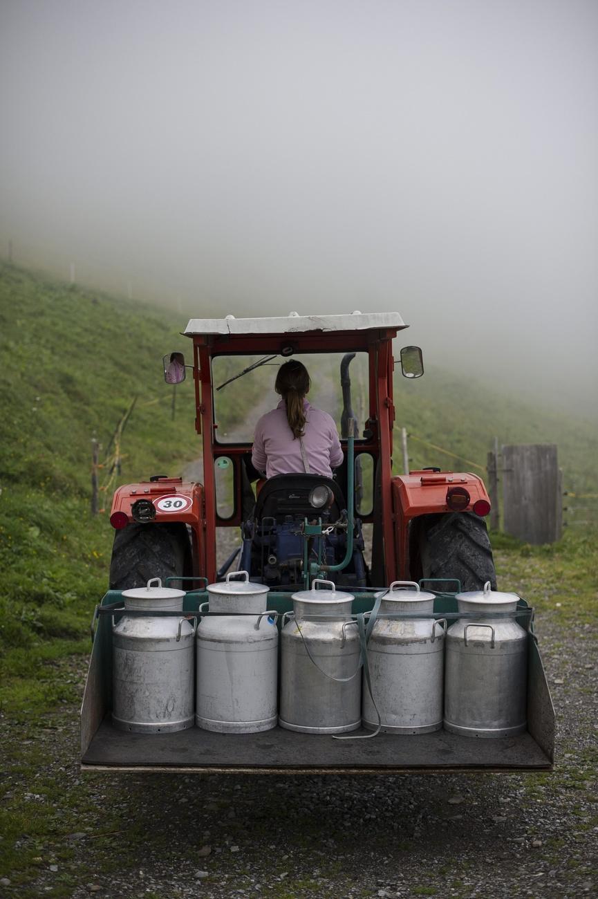 Une femme dans un tracteur