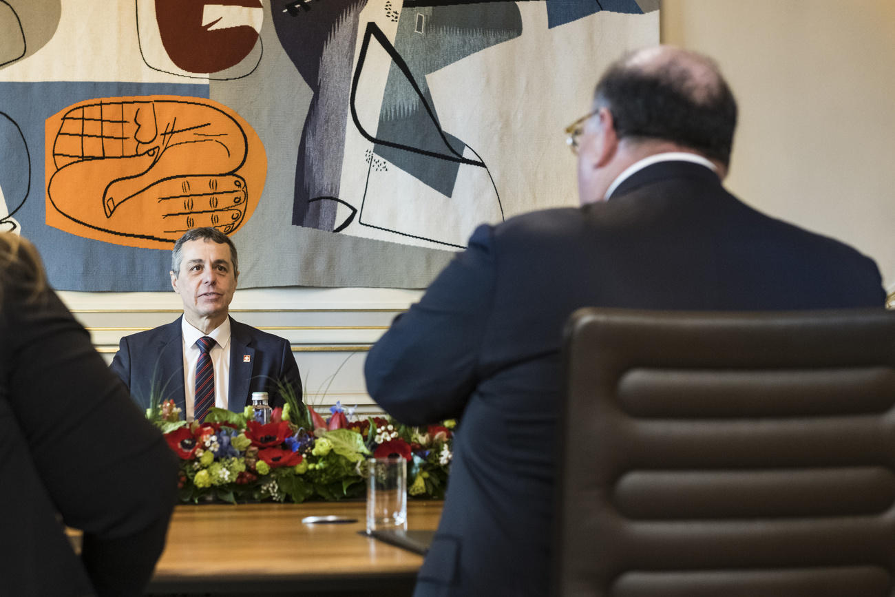 Dos hombres frente a frente en una mesa de oficina