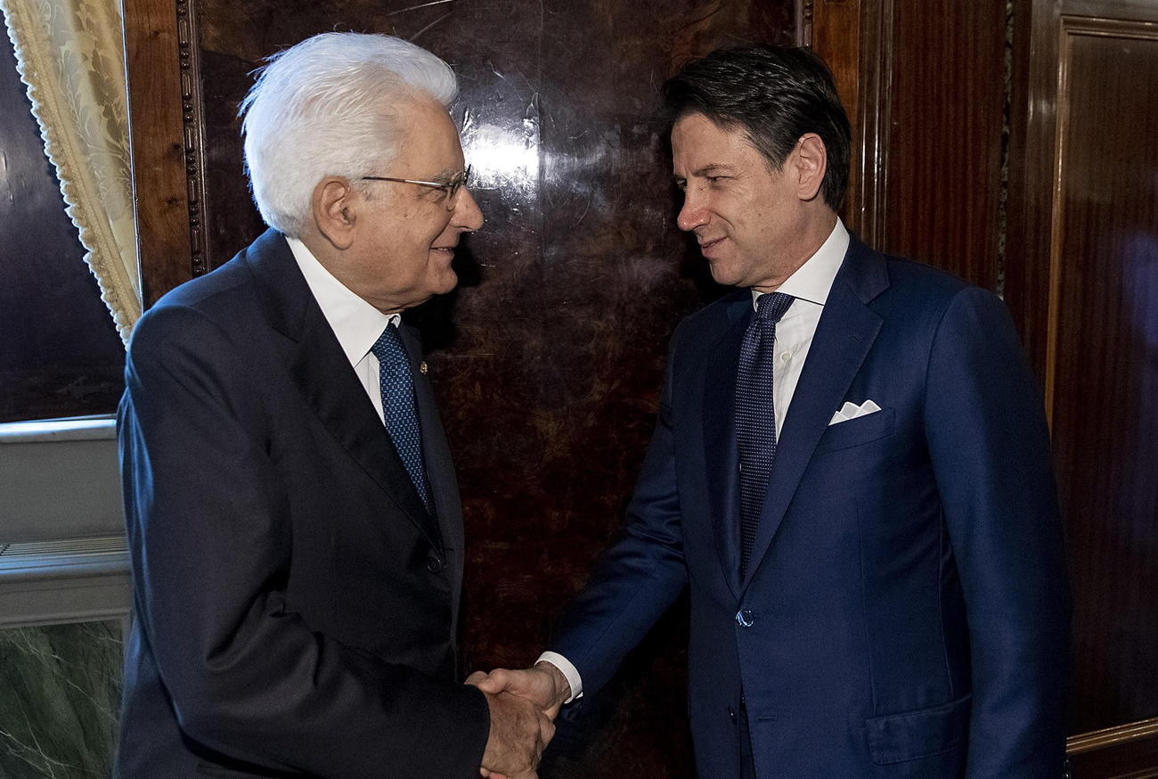 stretta di mano tra conte e mattarella