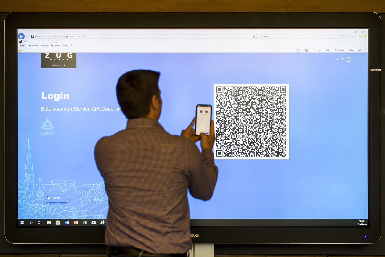 Un uomo inquadra un codice QR con la fotocamera del suo smartphone