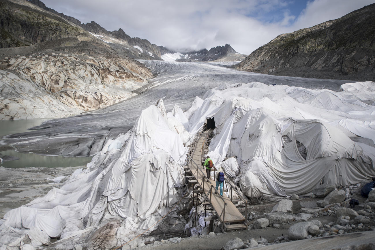 glaciar recubierto de lonas