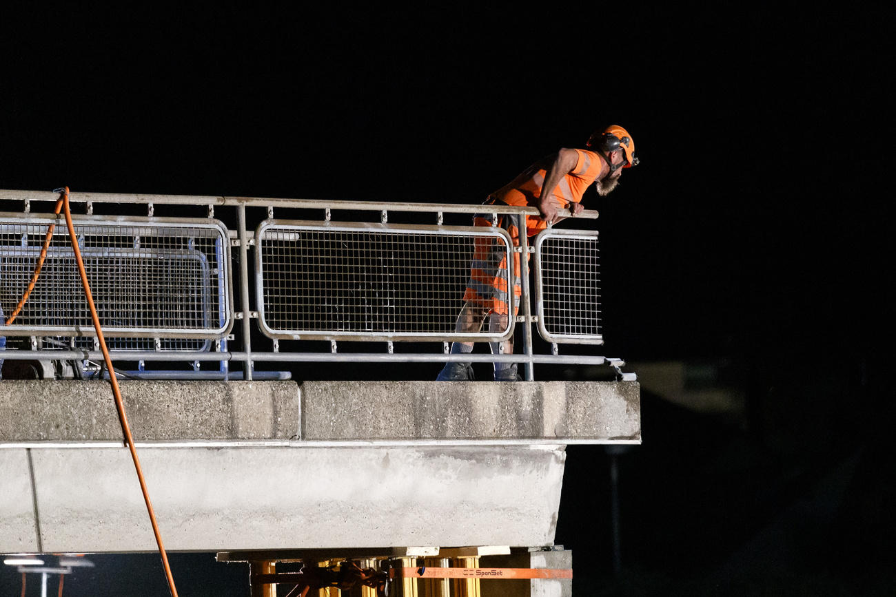 高速道路にかかる歩道橋の撤去作業。8月26、スイス西部のモントルーでは、高速道路A9でトラックが橋に衝突した。橋が崩壊する恐れがあるとして、高速道路は解体工事のため一時閉鎖された