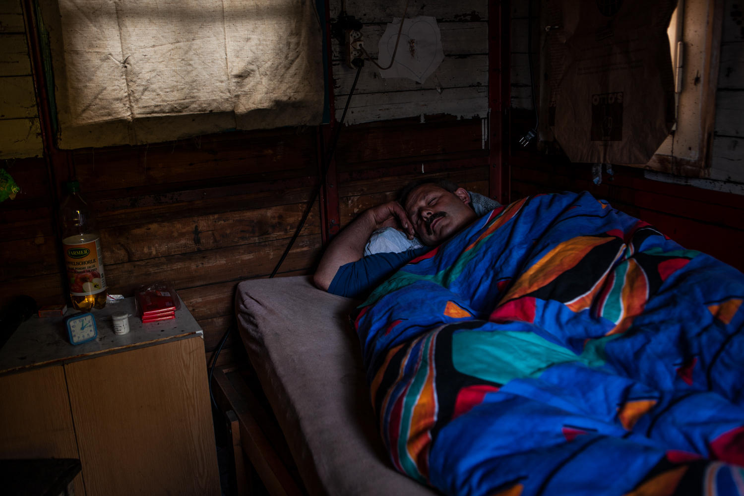 Un homme dort dans son lit