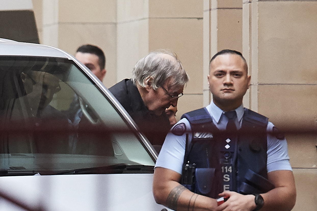 George pell esce da veicolo