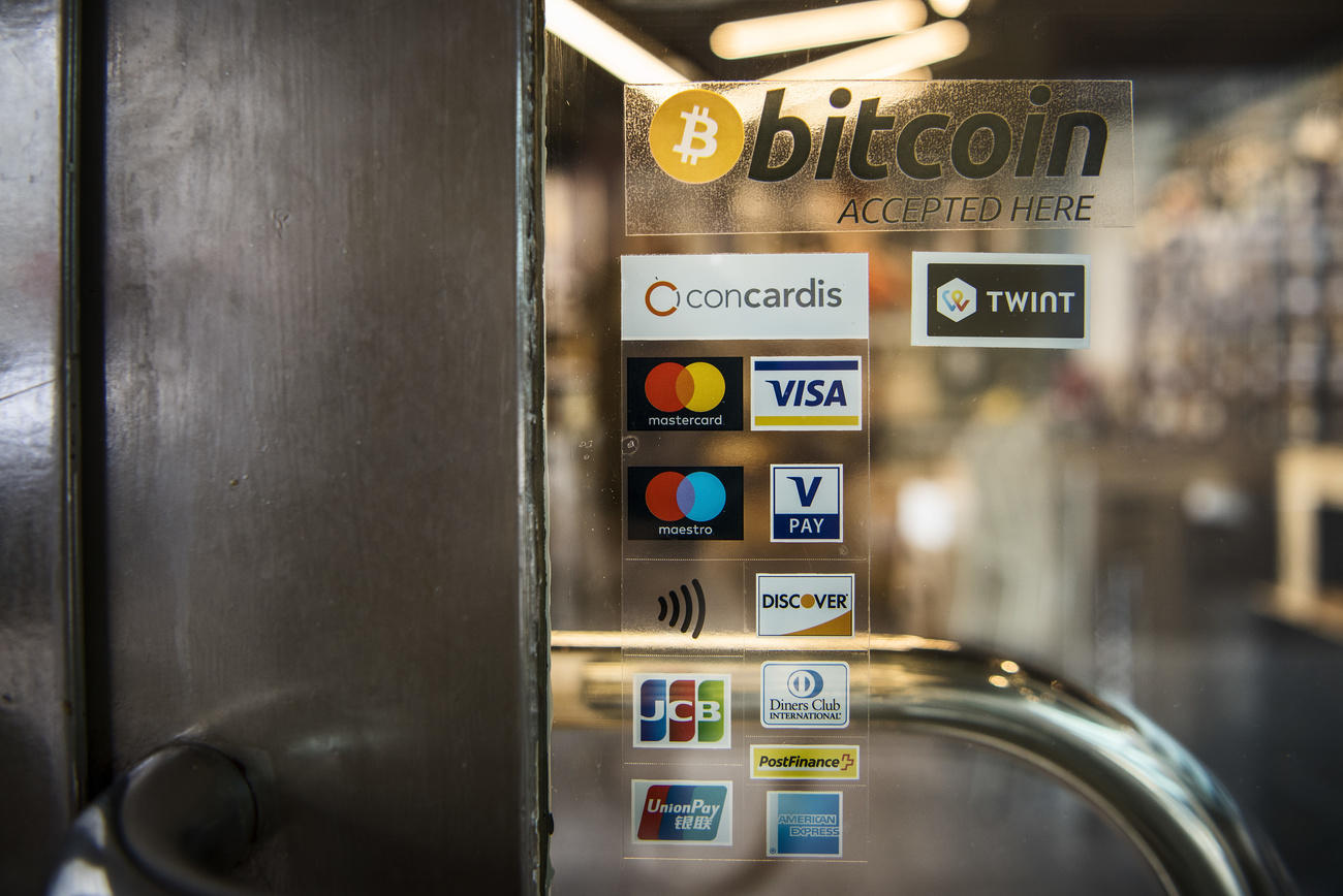 各種クレジットカードとビットコインが利用可能なことを示すショーウィンドウ