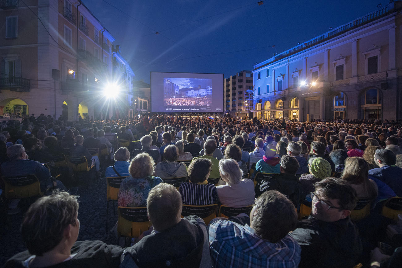 Proyección en pantalla gigante de cine y múltiples espectadores