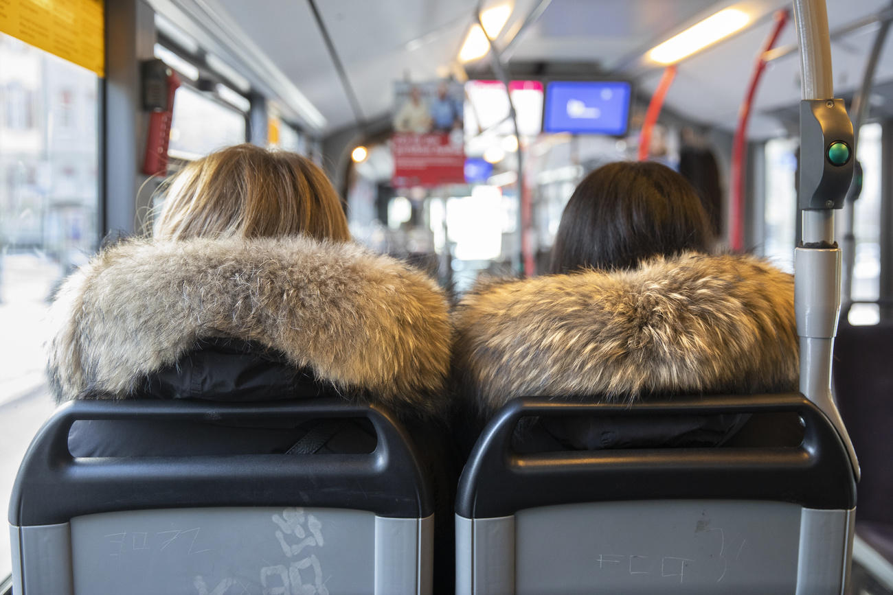 Zwei junge Mädchen fahren Bus
