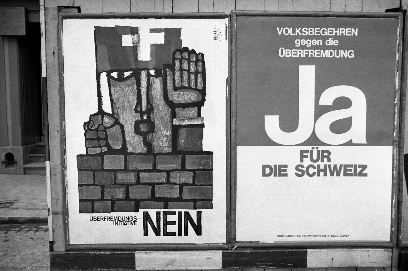 Cartelloni durante le campagne di voto su iniziative contro gli stranieri in Svizzera.