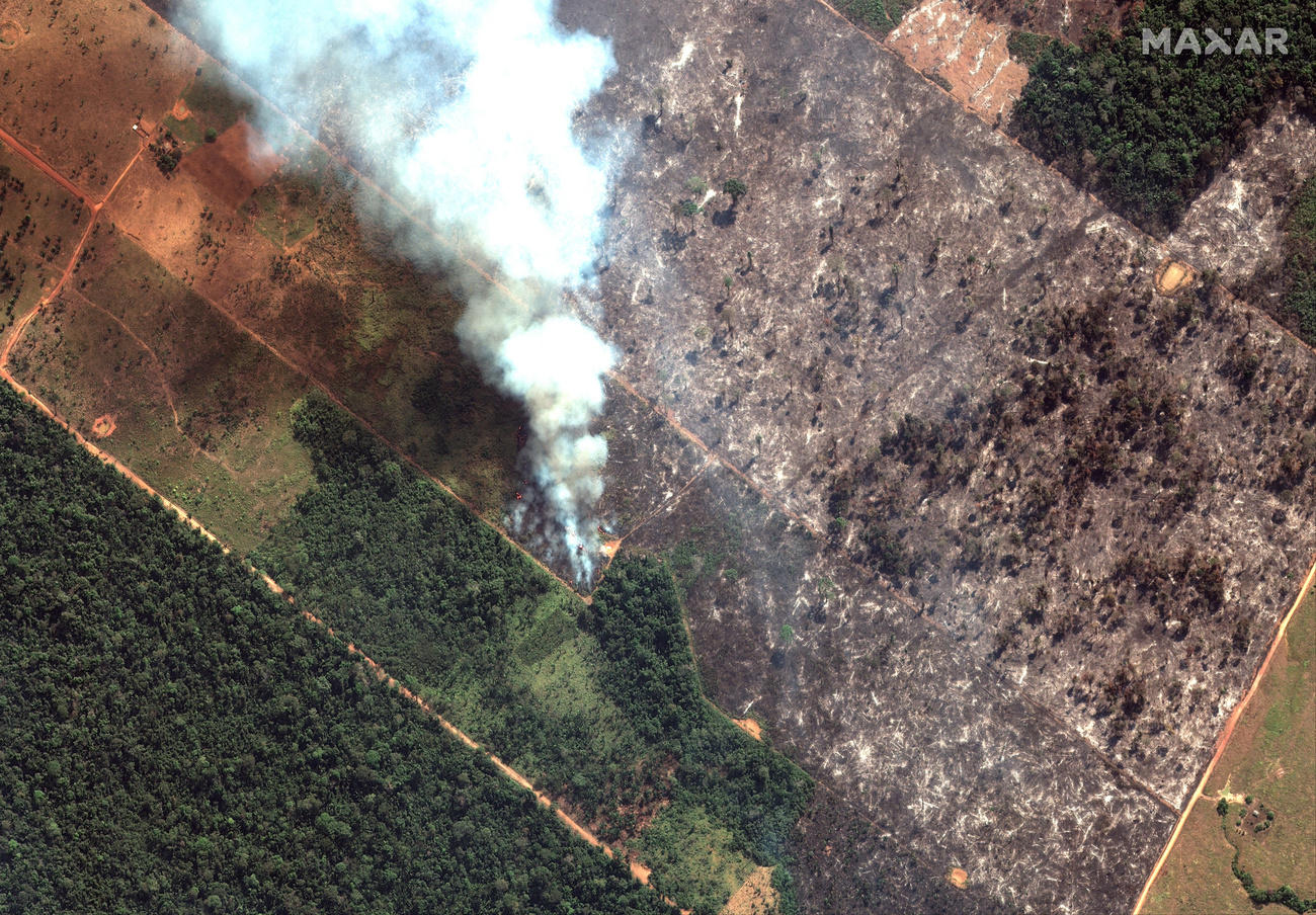 colonna di fumo vista da un satellite