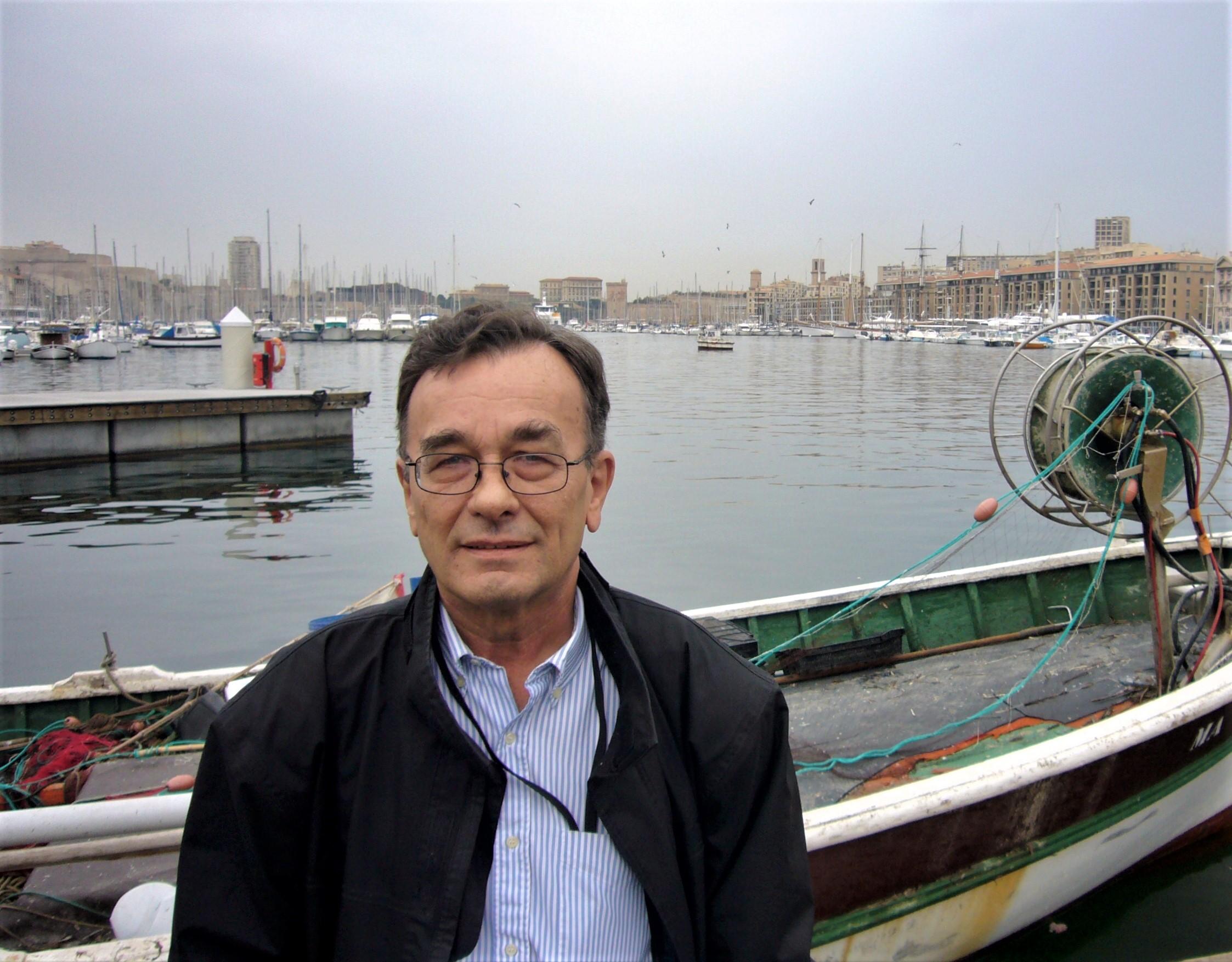 Didier Sigrist devant le Vieux Port de Marseille.