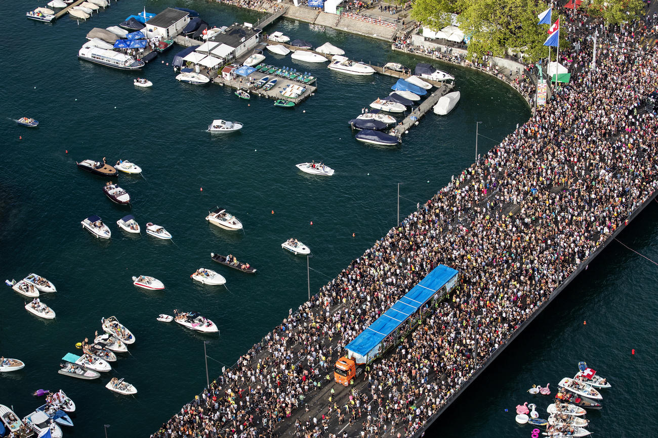 Zurich s outdoor techno music festival attracted around 850,000 visitors