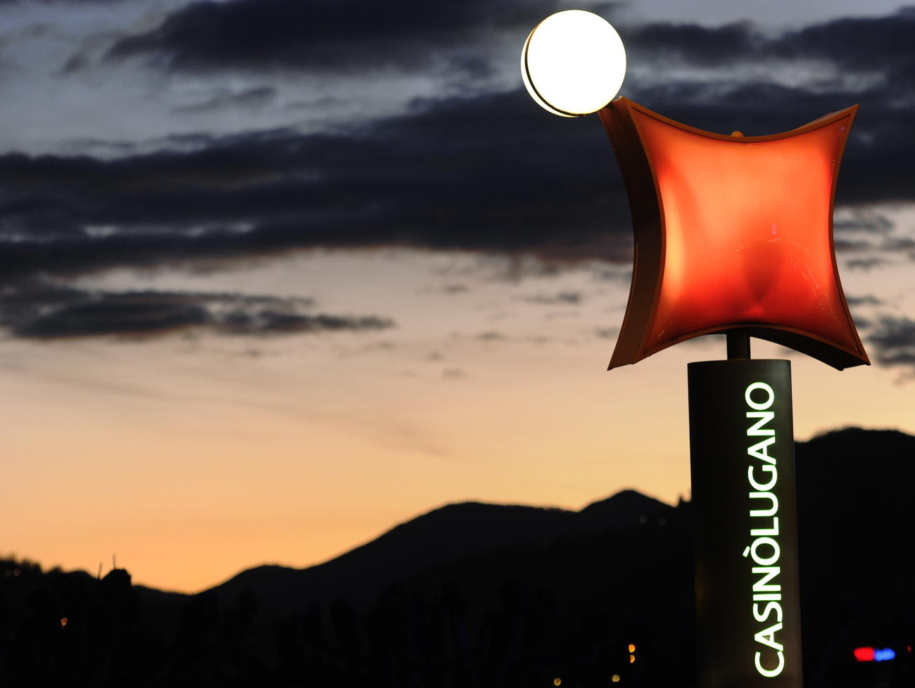 Il logo del casinò fotografato al tramonto