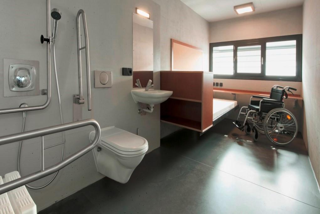Celda de prisión con WC y silla de ruedas