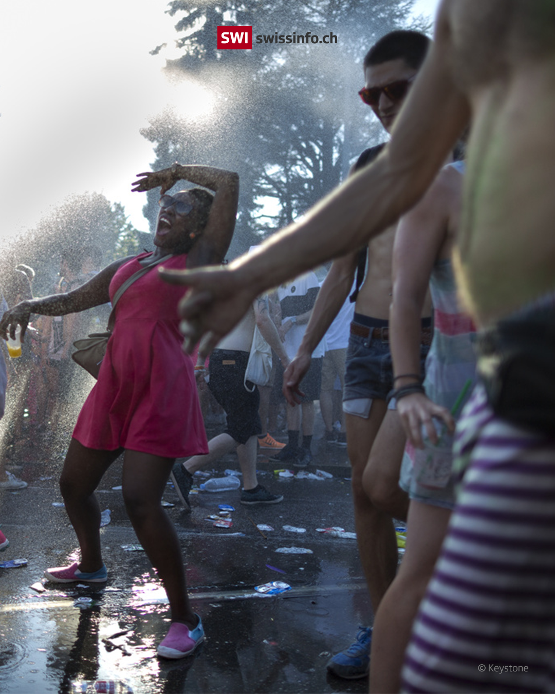 Gente bailando en plena calle