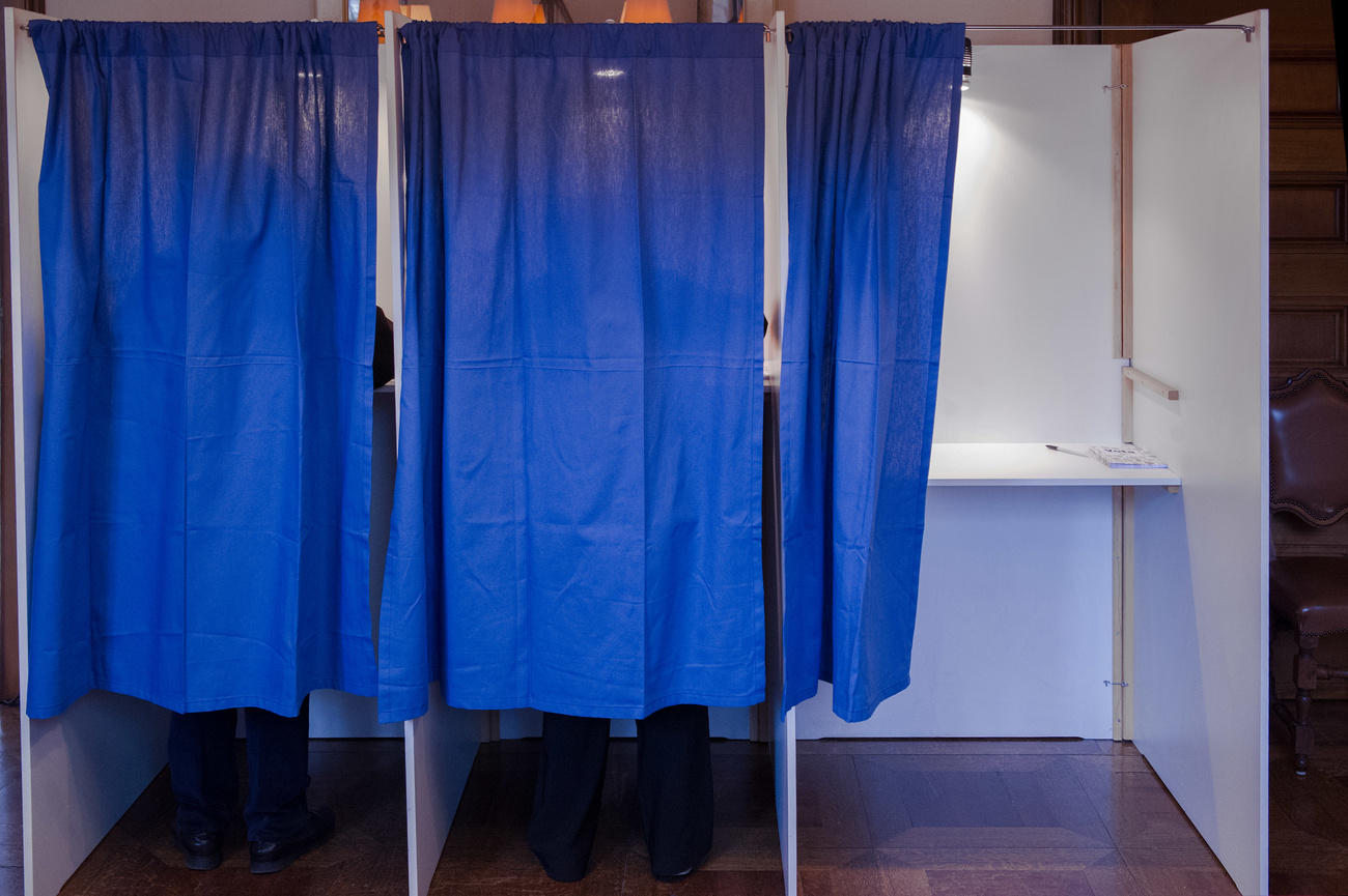 كبائن التصويت في مركز اقتراع وهي محمية من المشاهدة بستائر زرقاء