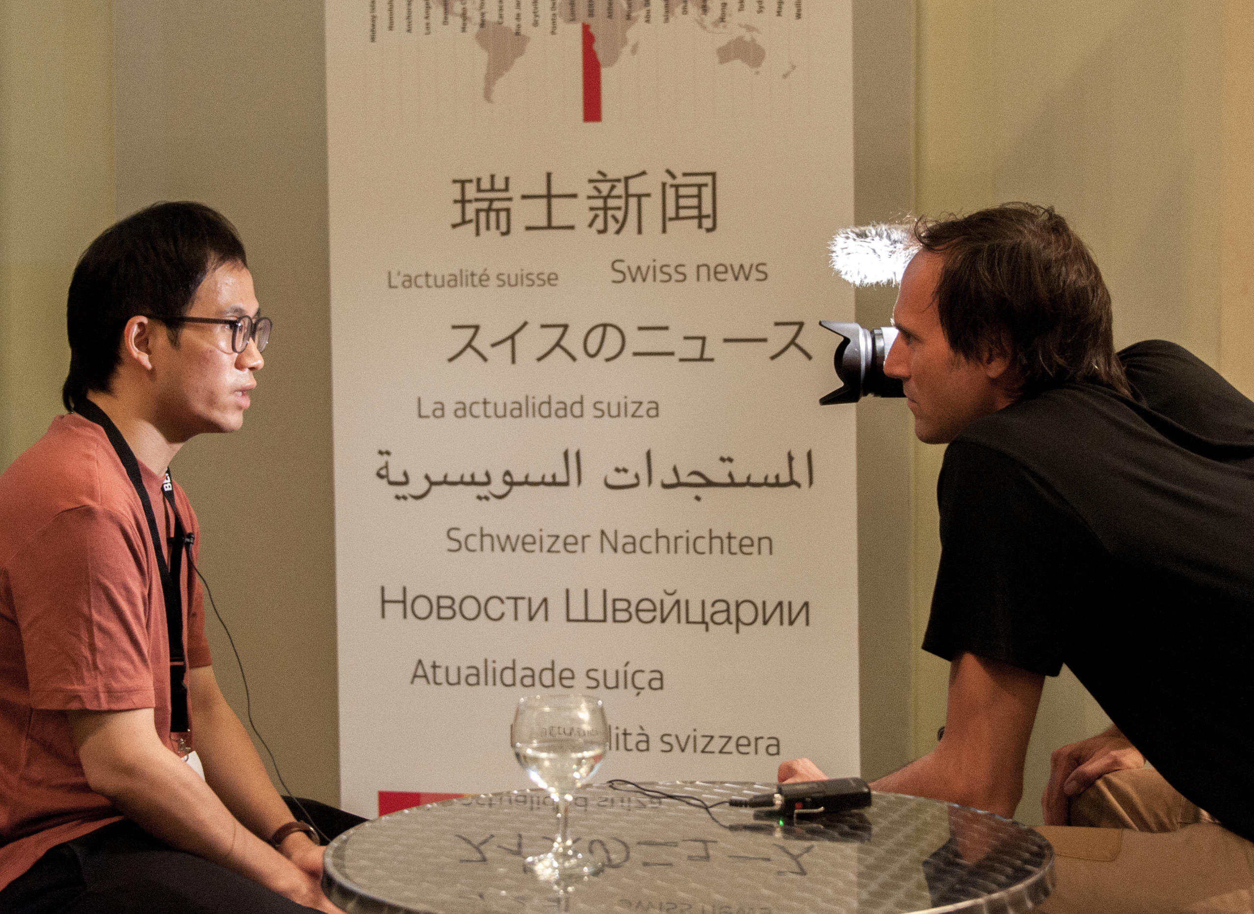 《南方人物周刊》记者吴琦接受瑞士媒体采访。