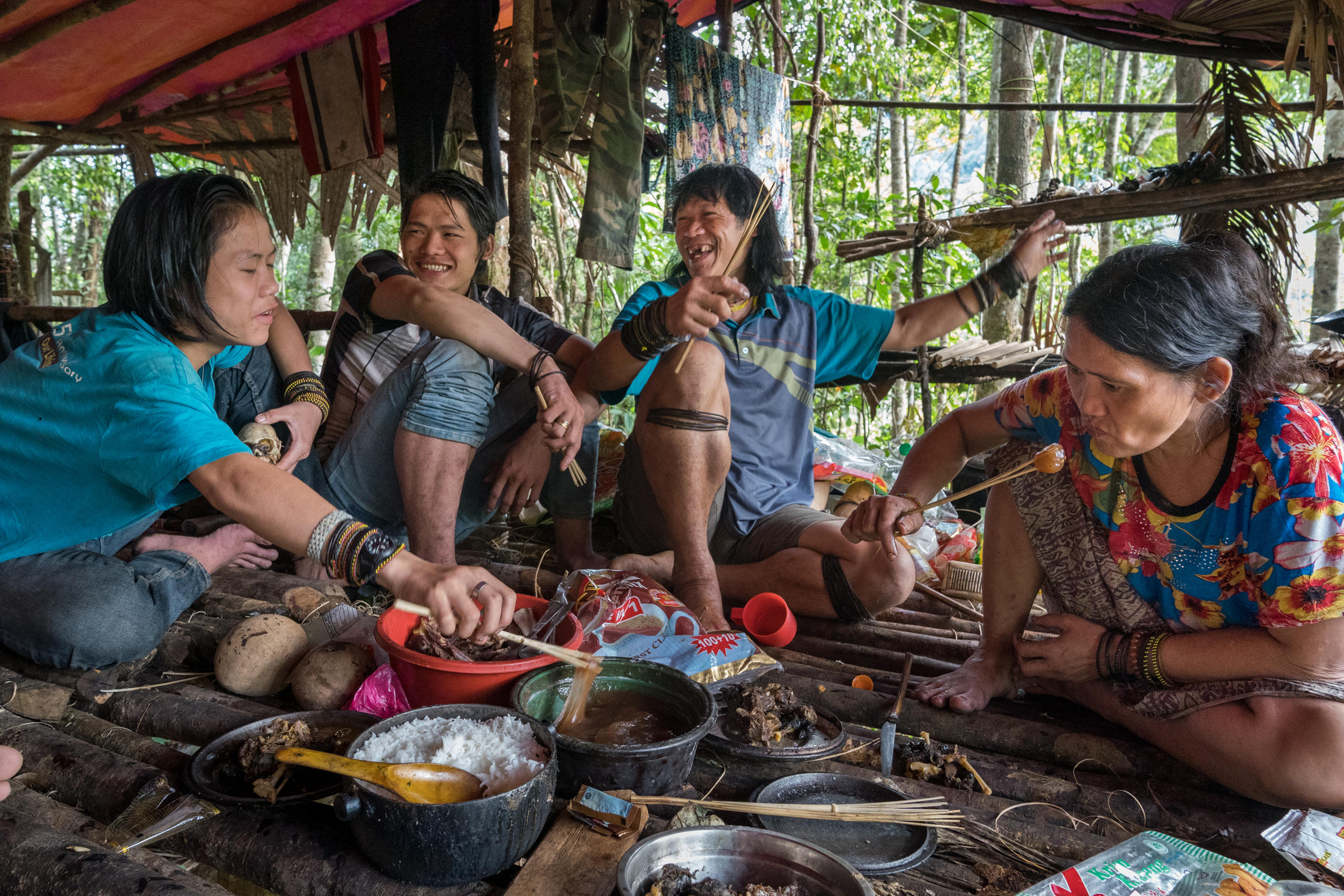 Penan beim Frühstück