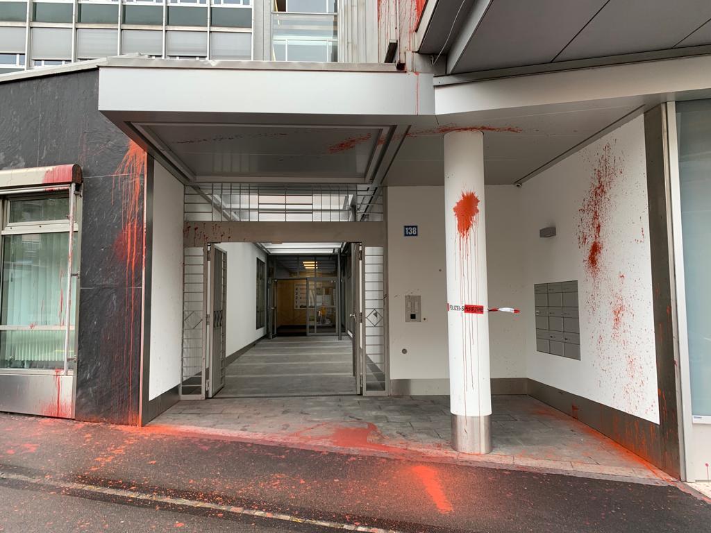 Entrada do prédio do consulado em Zurique, vandalizado.